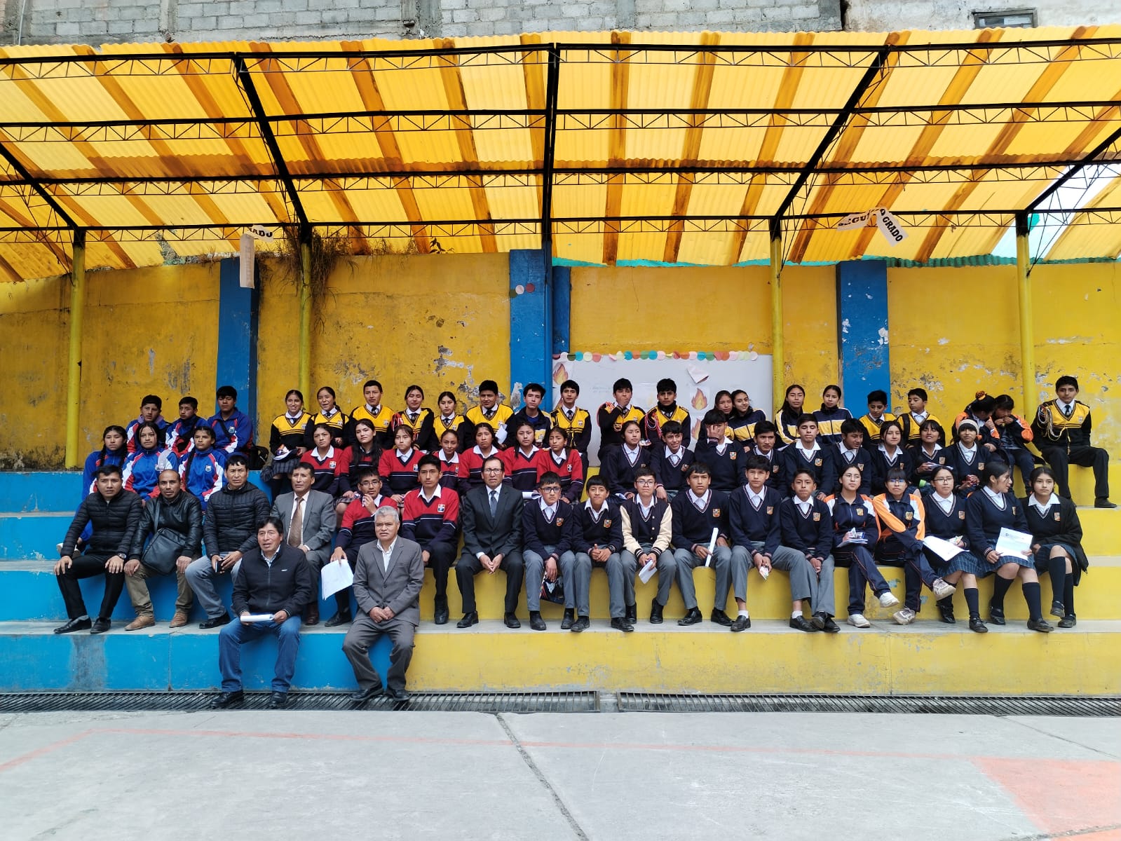 Alumnos e integrantes de las II.EE. participantes del Concurso Nacional de Matemática Aceros Arequipa